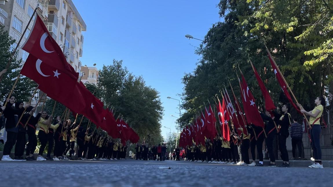 Okulumuz Öğrencilerinin 29 Ekim Cumhuriyet Bayramı Törenindeki Bayrak Yürüyüşü